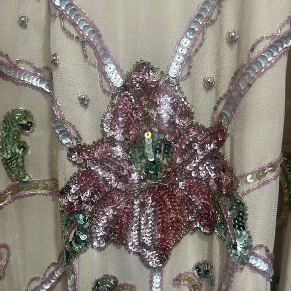 Elegant Beaded Dress with Floral Design - Picture 4 of 7